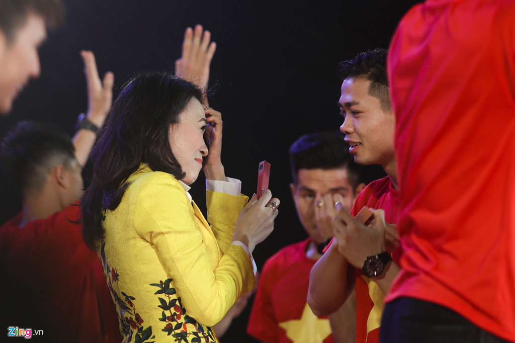 Mỹ Tâm cười tươi khi được Công Phượng tặng son